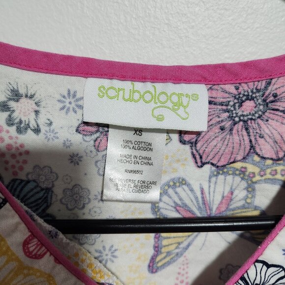 Scrubology Scrub Top Womens Size XS White Floral Short Sleeve Medical Uniform - Picture 3 of 3